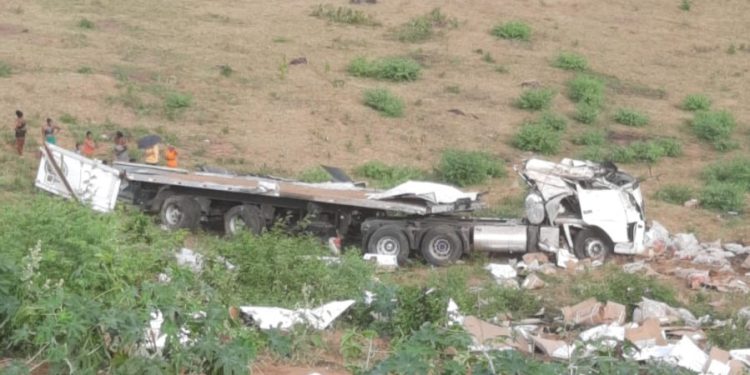 Carreta carregada com carne tomba na BR-420 no trecho de Ubaíra, deixando motorista preso às ferragens