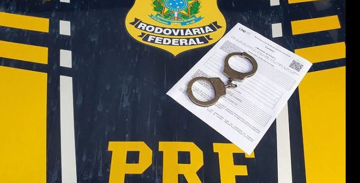 PRF prende foragido da justiça em ônibus que saiu de Jaguaquara com destino a São Paulo
