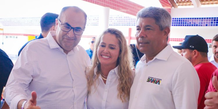 Deputado Hassan homenageia prefeita de Jaguaquara com Comenda 2 de Julho