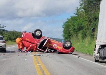 Caminhonete do Corpo de Bombeiros de Sergipe, que estava a caminho do RS, capota na BR-116