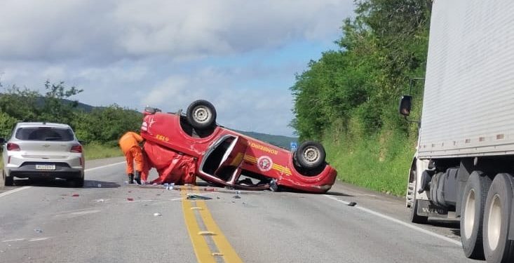 Caminhonete do Corpo de Bombeiros de Sergipe, que estava a caminho do RS, capota na BR-116