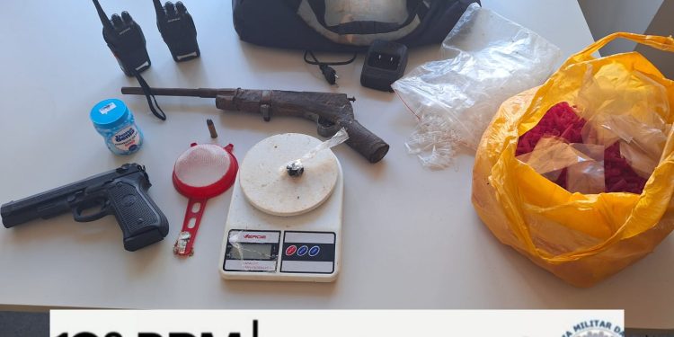 Polícia Militar intensifica operação em Itaquara e apreende arma caseira, simulacro e drogas