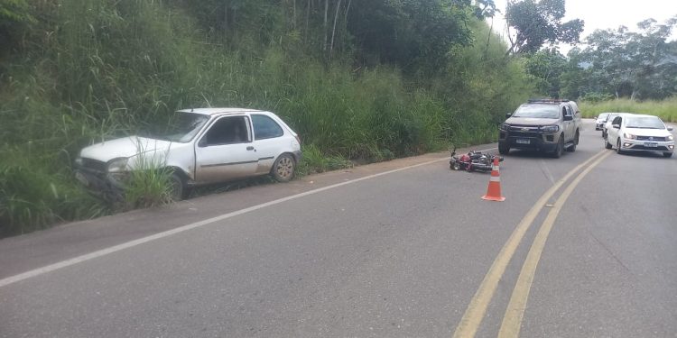 Batida entre carro e moto deixa uma pessoa ferida na BA-650, entre Ipiaú e Ibirataia