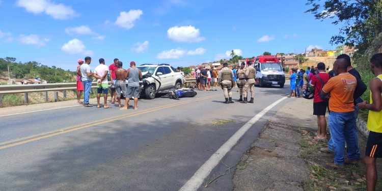 Batida entre moto e carro deixa motociclista ferido na BR-420, na saída de Jaguaquara sentido Itaquara