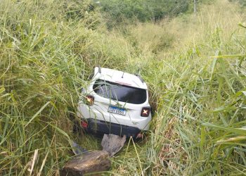 Carro de locadora é abandonado após acidente na BA-547 no trecho de Florestal em Jequié