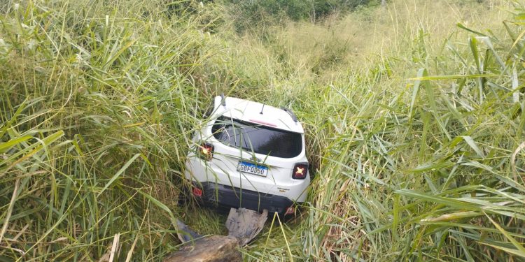 Carro de locadora é abandonado após acidente na BA-547 no trecho de Florestal em Jequié