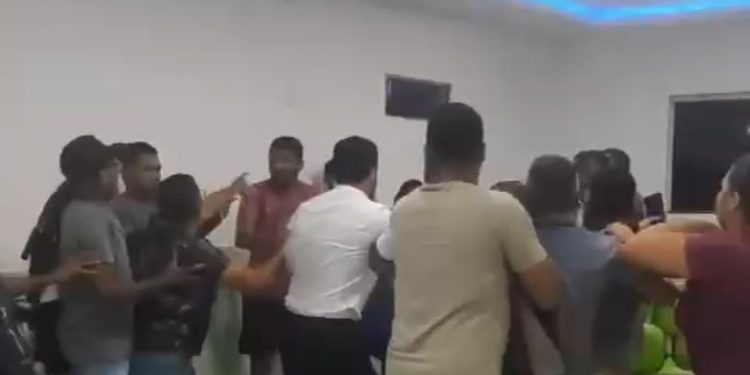 Confusão marca encerramento de CEI sobre gastos do FUNDEB na Câmara de Apuarema