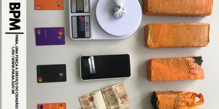Polícia Militar prende suspeito de tráfico, e apreende drogas, balança e dinheiro em Jaguaquara