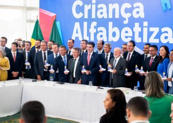 Jerônimo se reúne com Lula e Camilo Santana para tratar de nova política de alfabetização