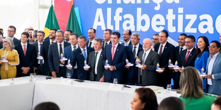 Jerônimo se reúne com Lula e Camilo Santana para tratar de nova política de alfabetização