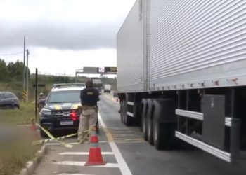 Passageiro morre e motociclista fica ferido após batida com caçamba em Vitória da Conquista