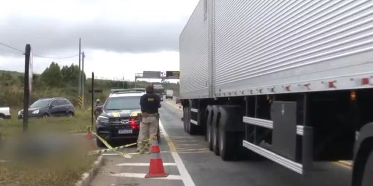 Passageiro morre e motociclista fica ferido após batida com caçamba em Vitória da Conquista