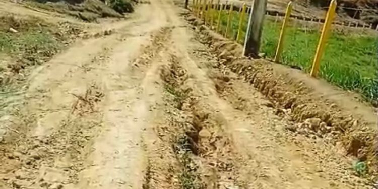 Vídeo: Moto-taxista cobra melhorias na ladeira de acesso ao bairro Cidade de Deus em Jaguaquara