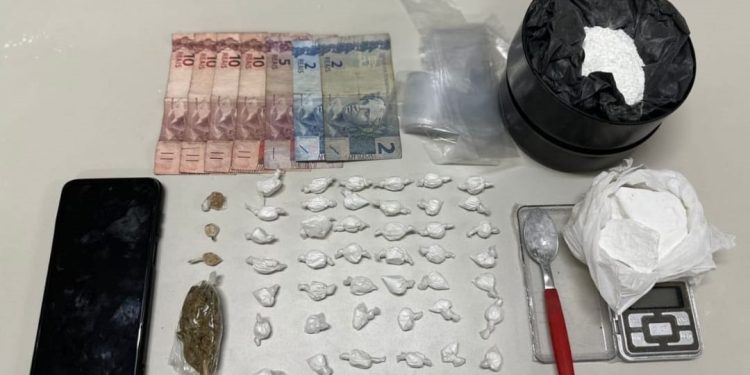 Polícia Militar prende homem suspeito de tráfico e apreende materiais no Entroncamento de Jaguaquara