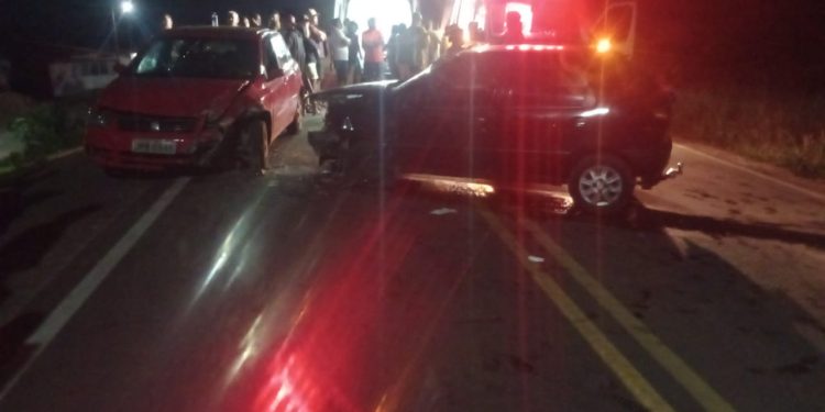 Batida entre Fiat Stilo e Palio deixa 5 feridos na BA-120 entre Santa Inês e Cravolândia