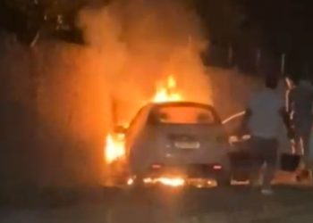 Veículo pega fogo em via pública de Jaguaquara; Corpo de Bombeiros foi acionado