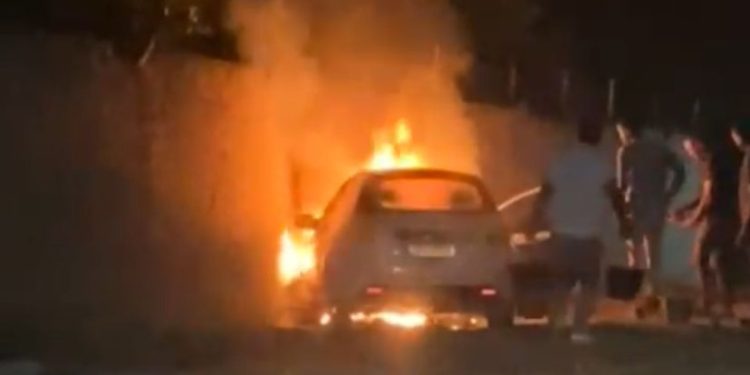 Veículo pega fogo em via pública de Jaguaquara; Corpo de Bombeiros foi acionado