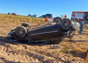 Quatro pessoas ficam feridas após motorista tentar ultrapassagem e veículo capotar no oeste do estado