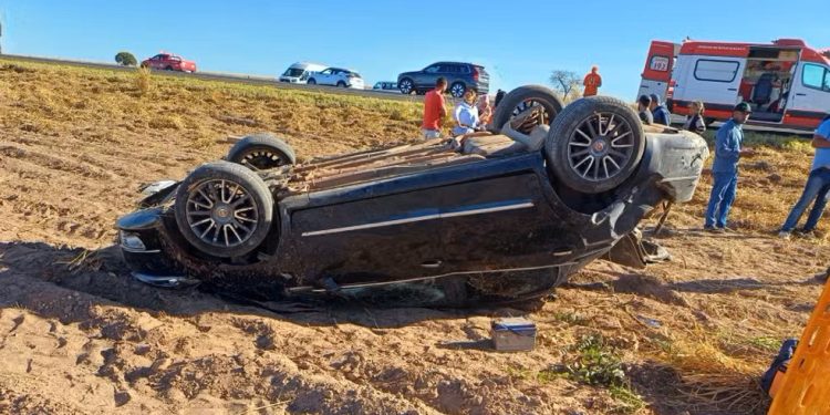 Quatro pessoas ficam feridas após motorista tentar ultrapassagem e veículo capotar no oeste do estado