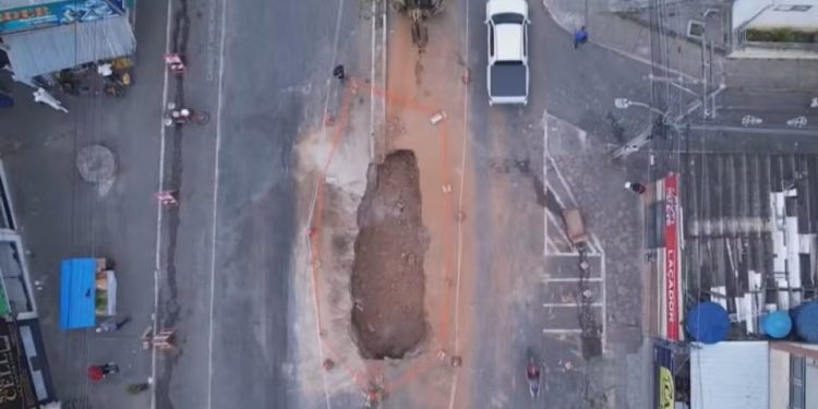 Idosa de 63 anos é ‘engolida’ por cratera aberta em avenida de Vitória da Conquista