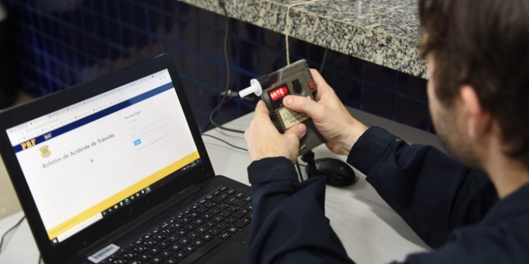 PRF prende motorista alcoolizado em fiscalização após acidente, na BR-116 em Jaguaquara