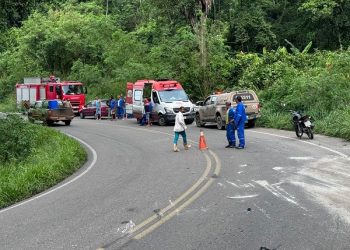 Acidente entre caçamba e carro na BA-650, entre Ipiaú e Ibirataia, deixa um morto e dois feridos