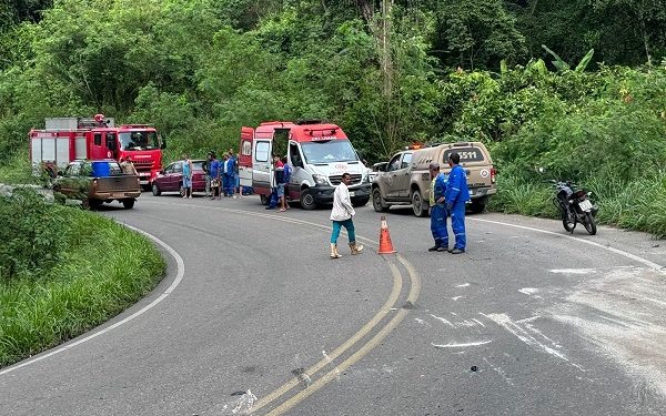 Acidente entre caçamba e carro na BA-650, entre Ipiaú e Ibirataia, deixa um morto e dois feridos