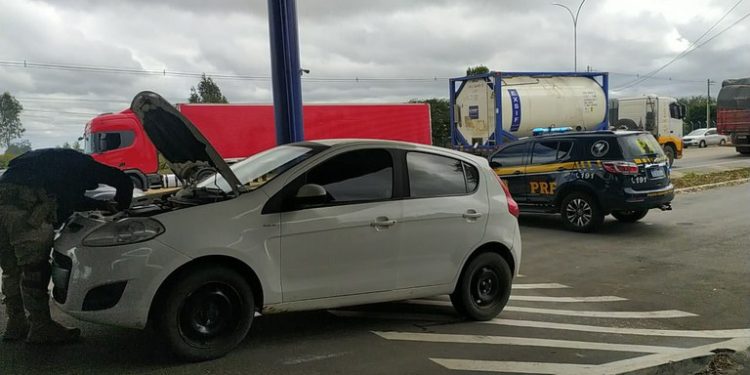 Carro roubado é recuperado pela PRF em Vitória da Conquista
