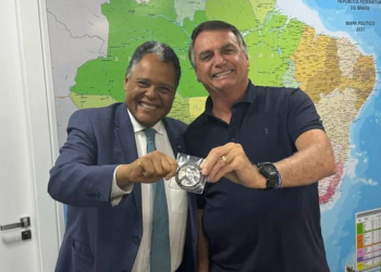 Bolsonaro recebe Antonio Brito, candidato de Kassab à sucessão de Lira, e dá medalha de “imbrochável”
