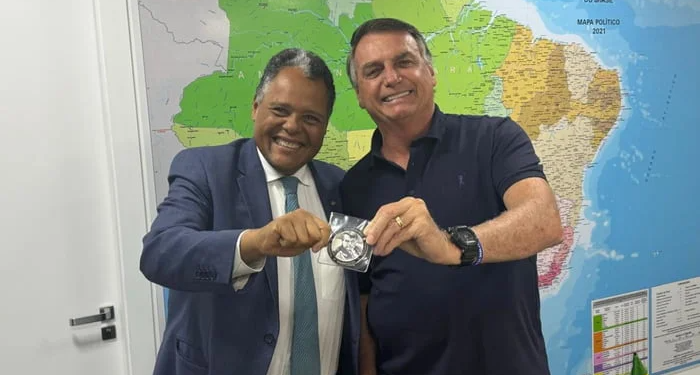 Bolsonaro recebe Antonio Brito, candidato de Kassab à sucessão de Lira, e dá medalha de “imbrochável”