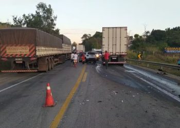 Duas pessoas morrem em acidente entre carro e caminhão na BR-116, em Cândido Sales