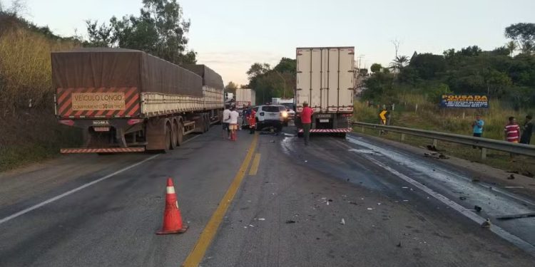 Duas pessoas morrem em acidente entre carro e caminhão na BR-116, em Cândido Sales