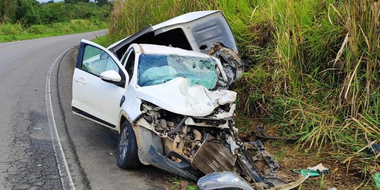 Batida entre Fiat Strada e caminhão guincho deixa motorista ferido na BA-120, entre Gongogi e BR-330