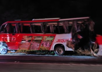 Micro-ônibus da Prefeitura de Jequié se envolve em engavetamento na BR-116 em Jaguaquara