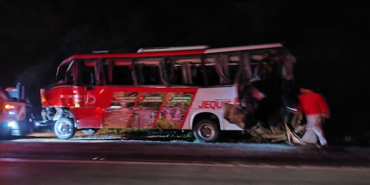 Micro-ônibus da Prefeitura de Jequié se envolve em engavetamento na BR-116 em Jaguaquara