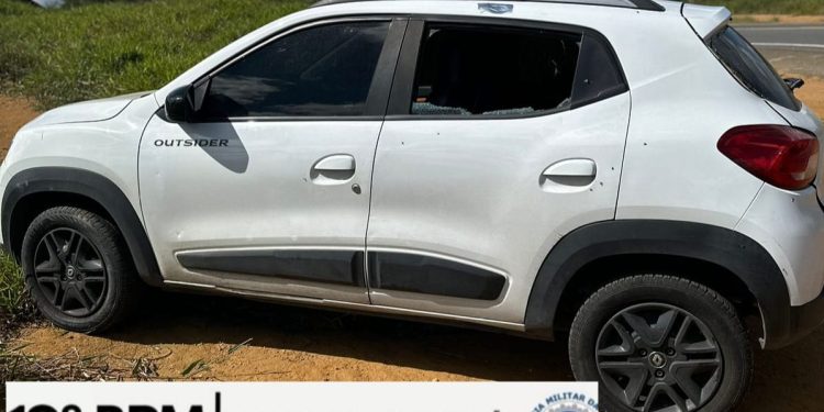 Polícia Militar recupera veículo roubado durante operação no Entroncamento de Jaguaquara