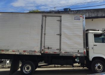 PRE apreende indivíduo por posse de drogas e falta de CNH em Aiquara; Caminhão com licença de Jaguaquara também foi apreendido