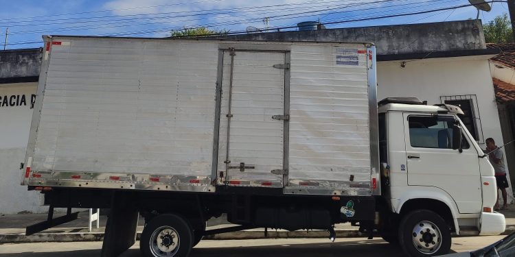 PRE apreende indivíduo por posse de drogas e falta de CNH em Aiquara; Caminhão com licença de Jaguaquara também foi apreendido