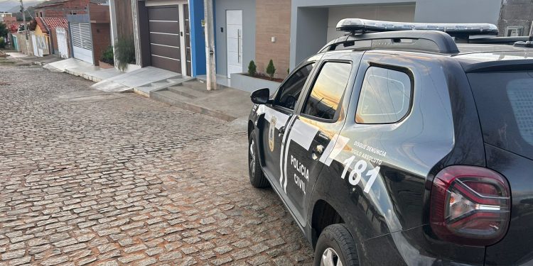 Professor e líder religioso é preso pela Polícia Civil por aliciar 6 alunas em Manoel Vitorino