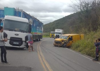Colisão na BR-420 envolvendo carreta do SAC Móvel e Fiat Doblô é registrada na BR-420, trecho de Santa Inês