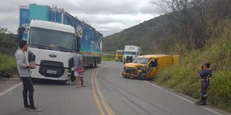 Colisão na BR-420 envolvendo carreta do SAC Móvel e Fiat Doblô é registrada na BR-420, trecho de Santa Inês