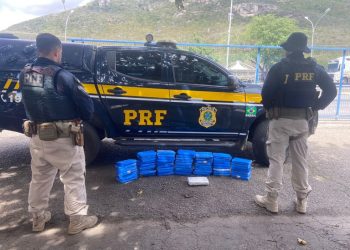 PRF apreende 58 kg de cocaína em veículo e prende traficante em Jequié