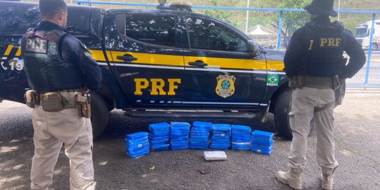 PRF apreende 58 kg de cocaína em veículo e prende traficante em Jequié