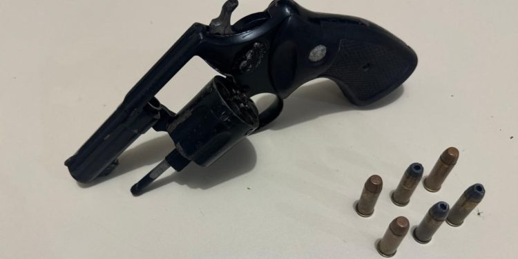 Polícia Militar intercepta veículo após tentativa de fuga e apreende revólver em Itiruçu