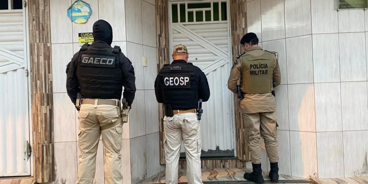 Operação cumpre mandados de busca contra policiais investigados por execução n osul da Bahia