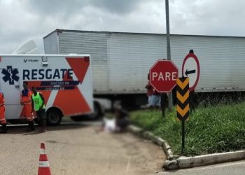 Homem morre após ser atropelado por carreta na BR-116, no Entroncamento de Jaguaquara