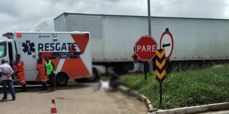 Homem morre após ser atropelado por carreta na BR-116, no Entroncamento de Jaguaquara