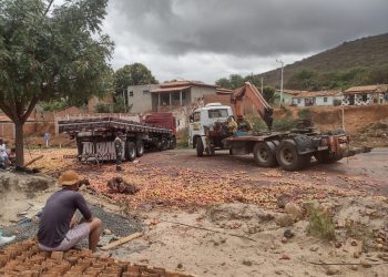 Caminhão carregado de goiabas tomba na BA-026 e interdita rodovia no trecho de Maracás