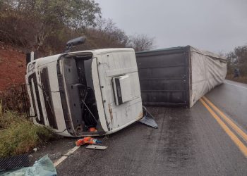 Após tombamento de caminhão de goiabas, carreta carregada com cerveja tomba na mesma região de Pé de Serra