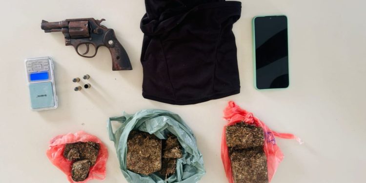 Ação da Polícia Militar em Jequié e Itaquara resulta na prisão de dois homens e apreensão de revólver, drogas